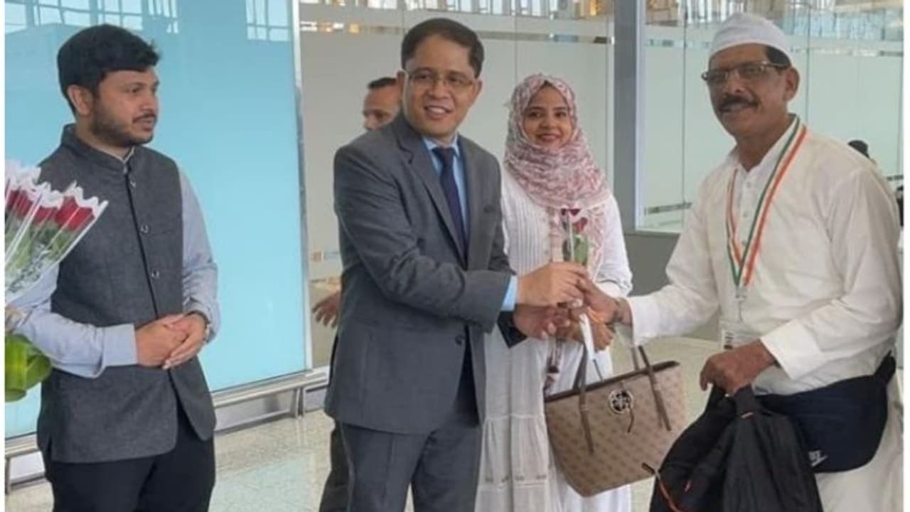 ഇന്ത്യയിൽ നിന്നുള്ള ആദ്യ ഹജ്ജ് സംഘം സൗദി അറേബ്യയിലെത്തി; കോണ്‍സുല്‍ ജനറലിന്റെ നേതൃത്വത്തില്‍ സ്വീകരിച്ചു