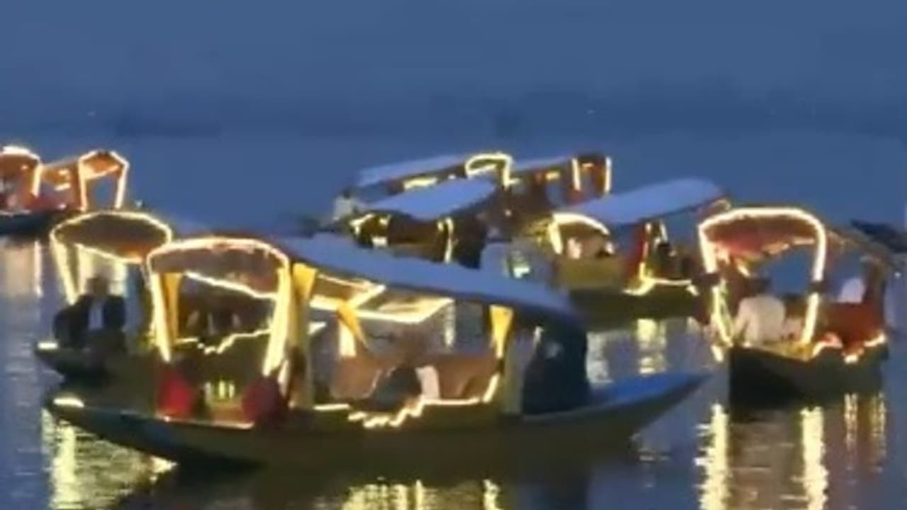 G20 Delegates Enjoy Shikara Ride: G20 பிரதிநிதிகள் தால் ஏரியில் ஷிகாரா சவாரி; வைரல் வீடியோ!! G20 Delegates Enjoy Shikara Ride: G20 பிரதிநிதிகள் தால் ஏரியில் ஷிகாரா சவாரி; வைரல் வீடியோ!!