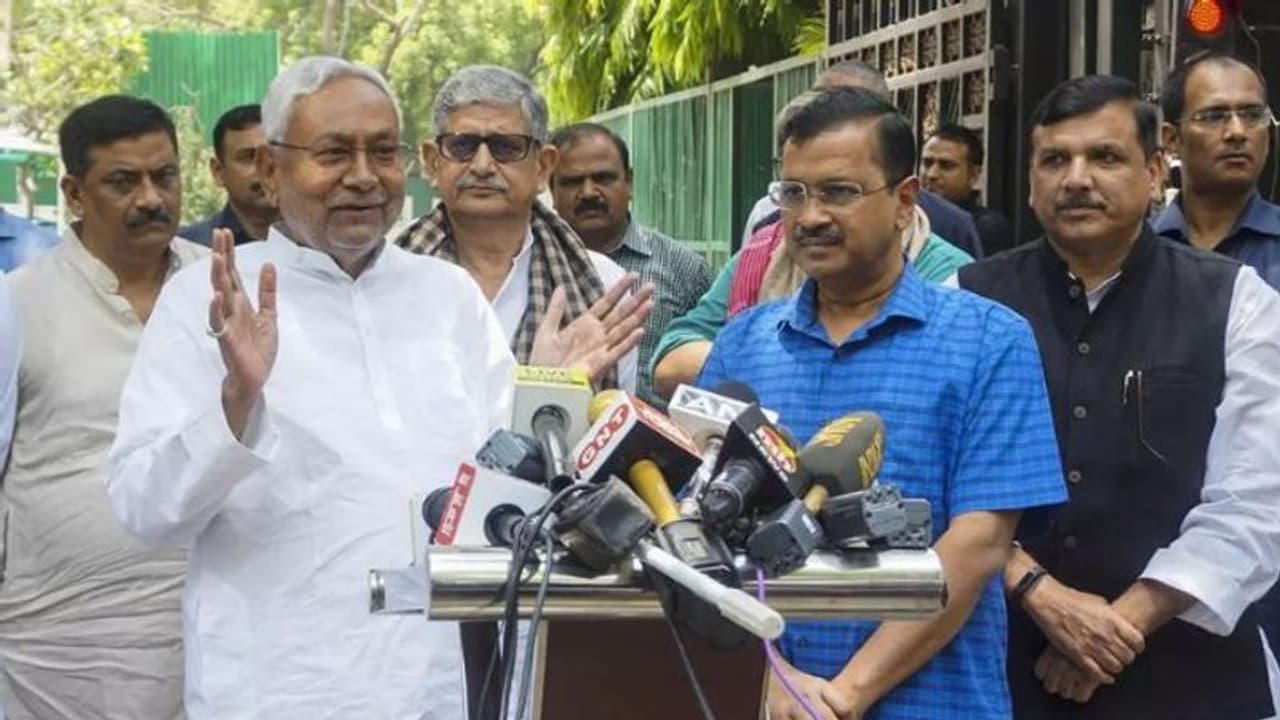 டெல்லி அதிகார மோதல்: முதல்வர் அரவிந்த் கெஜ்ரிவாலுக்கு ஆதரவு கொடுக்குமா காங்கிரஸ்? அடுத்தடுத்து திருப்பம் டெல்லி அதிகார மோதல்: முதல்வர் அரவிந்த் கெஜ்ரிவாலுக்கு ஆதரவு கொடுக்குமா காங்கிரஸ்? அடுத்தடுத்து திருப்பம்