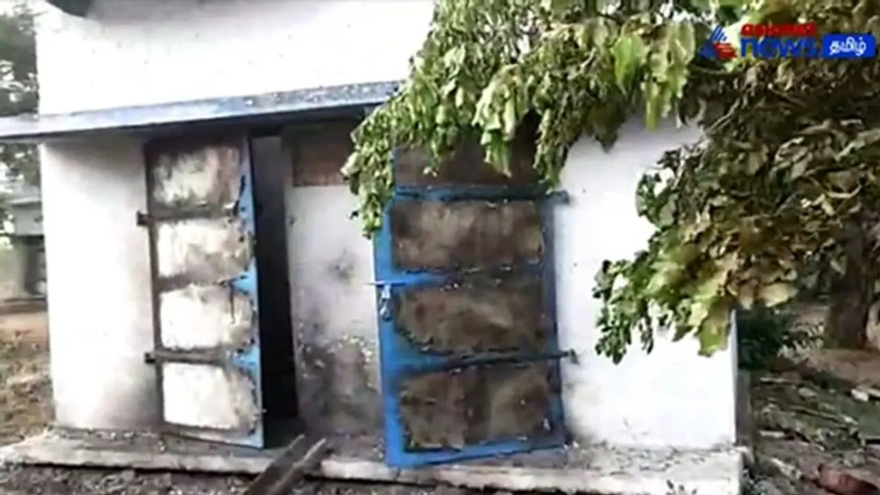 Watch : மின்னல் தாக்கியதில் பட்டாசு ஆலையில் வெடி விபத்து! 2 அரைகள் முற்றிலும் சேதம்! Watch : மின்னல் தாக்கியதில் பட்டாசு ஆலையில் வெடி விபத்து! 2 அரைகள் முற்றிலும் சேதம்!