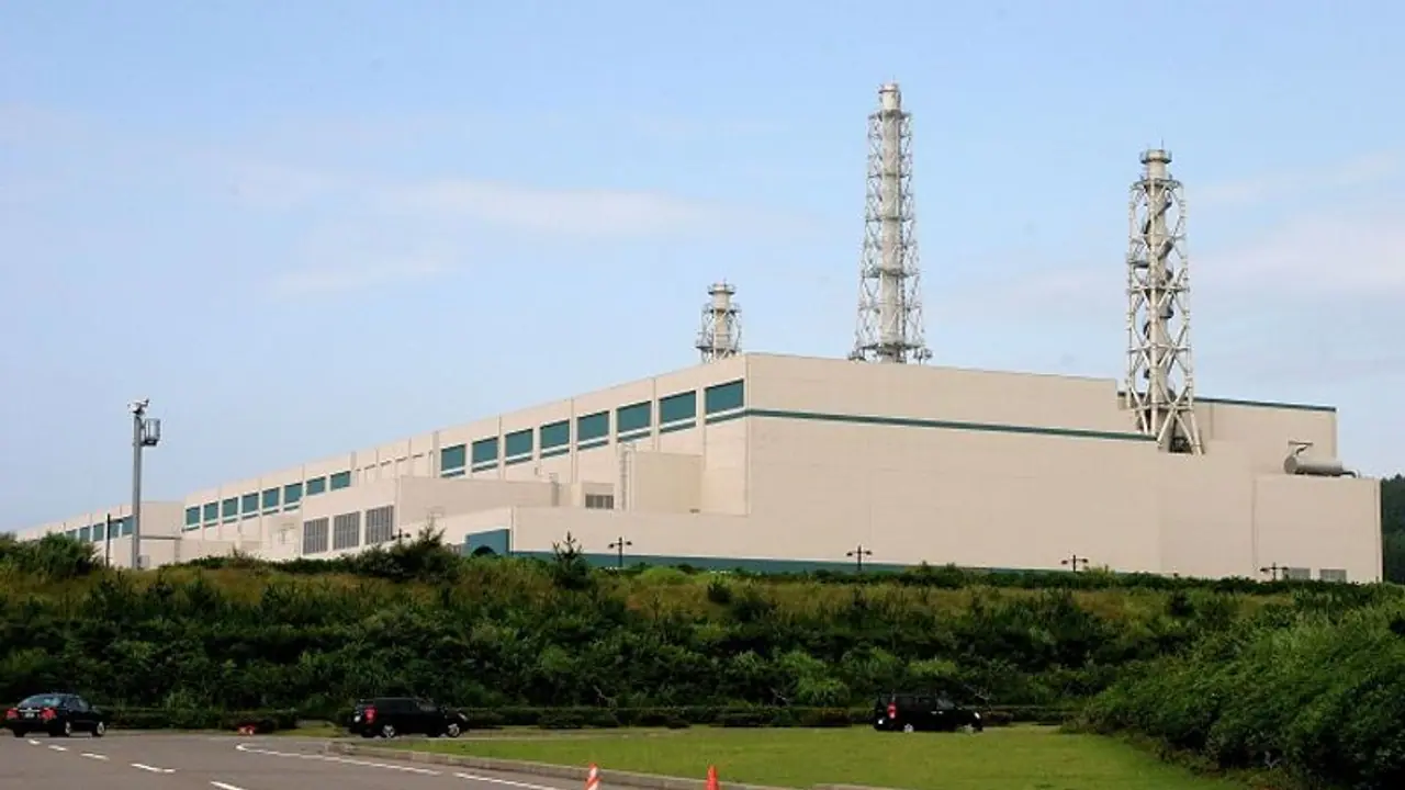 Japan: World's biggest nuclear plant likely to stay closed as employee leaves papers on car roof