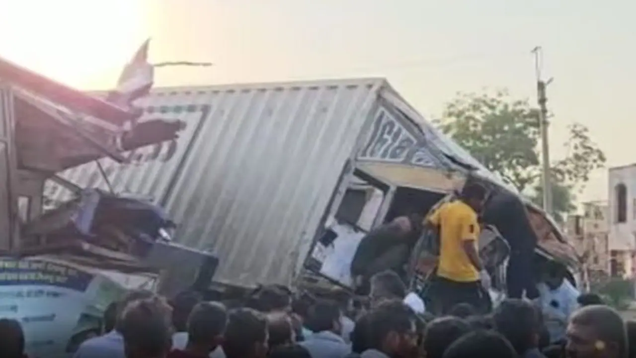 மும்பை நாக்பூர் ஓல்டு ஹைவே விபத்து: பஸ் டிரக் மோதலில் 7 பேர் உயிரிழப்பு!! மும்பை நாக்பூர் ஓல்டு ஹைவே விபத்து: பஸ் டிரக் மோதலில் 7 பேர் உயிரிழப்பு!!