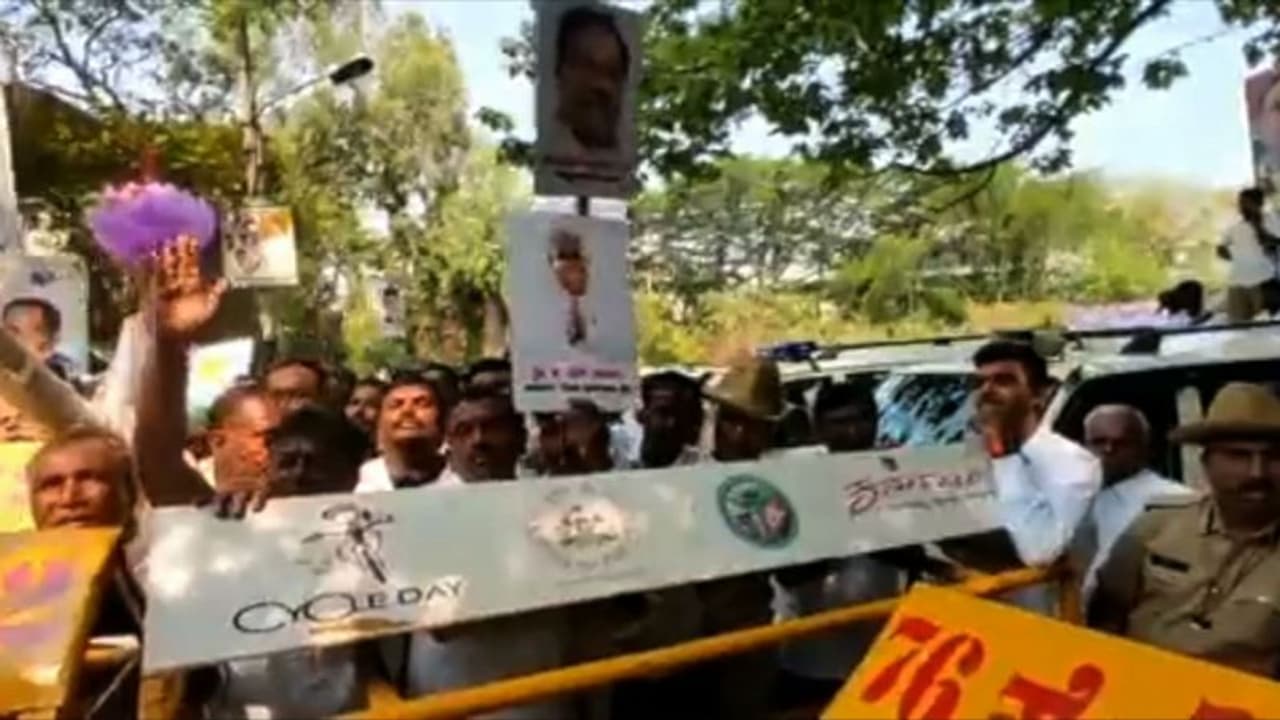 കർണാടക കോൺഗ്രസിൽ വീണ്ടും തർക്കം: മന്ത്രിസ്ഥാനത്തിനായി ചരടുവലി; സിദ്ധരാമയ്യയുടെ വീടിന് മുന്നിൽ പ്രതിഷേധം കർണാടക കോൺഗ്രസിൽ വീണ്ടും തർക്കം: മന്ത്രിസ്ഥാനത്തിനായി ചരടുവലി; സിദ്ധരാമയ്യയുടെ വീടിന് മുന്നിൽ പ്രതിഷേധം