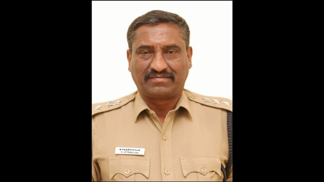 மூன்று மத குருமார்கள் மத்தியில் மகளின் திருமணத்தை நடத்தும் டி.எஸ்.பி..! திருமண பத்திரிகை வைரல்..!