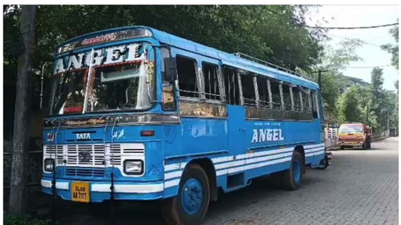 എറണാകുളത്ത് മദ്യപിച്ച് ബസ് ഓടിച്ച ഡ്രൈവറും ബസും കസ്റ്റഡിയിൽ, നിർണായകമായത് യാത്രക്കാരുടെ സംശയം എറണാകുളത്ത് മദ്യപിച്ച് ബസ് ഓടിച്ച ഡ്രൈവറും ബസും കസ്റ്റഡിയിൽ, നിർണായകമായത് യാത്രക്കാരുടെ സംശയം