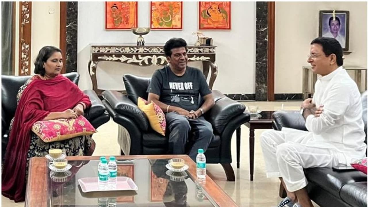 ಶಿವಣ್ಣ ಮನೆಗೆ ರಾಜ್ಯ ಕಾಂಗ್ರೆಸ್ ಉಸ್ತುವಾರಿ ರಣದೀಪ್ ಸುರ್ಜೇವಾಲ: ಹ್ಯಾಟ್ರಿಕ್ ಹೀರೋ ಬಗ್ಗೆ ಹೇಳಿದ್ದೇನು? ಶಿವಣ್ಣ ಮನೆಗೆ ರಾಜ್ಯ ಕಾಂಗ್ರೆಸ್ ಉಸ್ತುವಾರಿ ರಣದೀಪ್ ಸುರ್ಜೇವಾಲ: ಹ್ಯಾಟ್ರಿಕ್ ಹೀರೋ ಬಗ್ಗೆ ಹೇಳಿದ್ದೇನು?