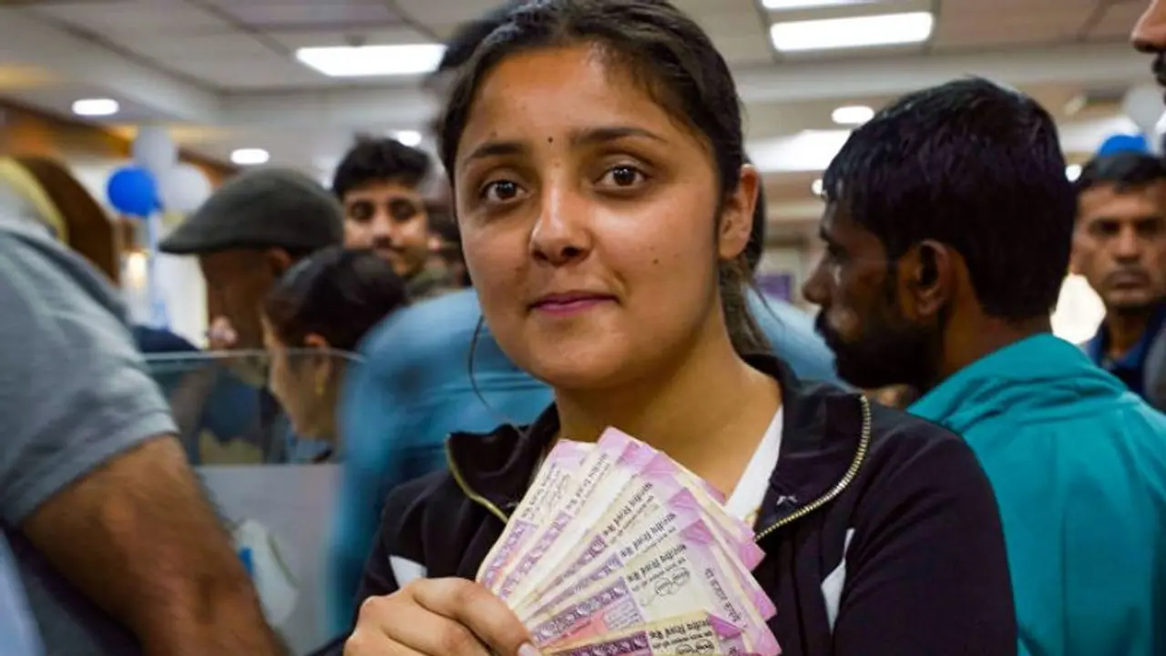 Rs 2000 note exchange: Confusion and complaints dominate day 1 Rs 2000 note exchange: Confusion and complaints dominate day 1