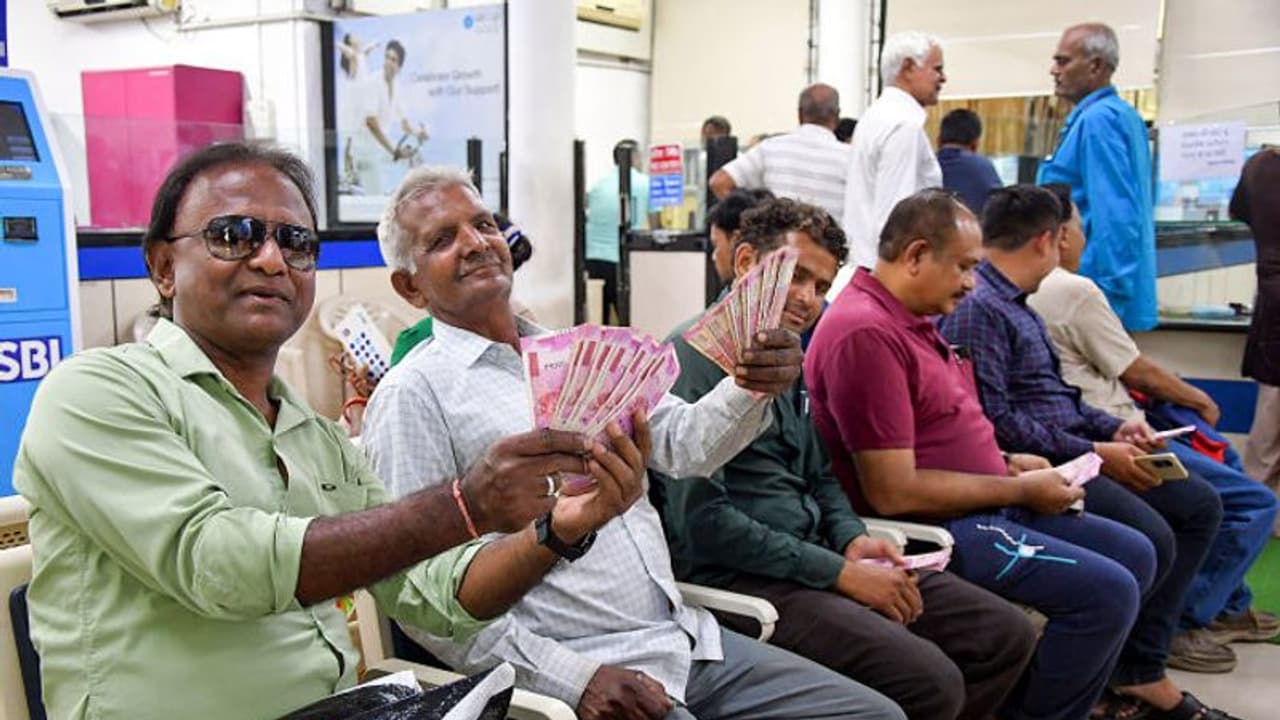 పుట్టల్లోంచి బయటకు వస్తున్న 2వేల నోట్లకట్టలు..జొమాటోకు 2వేల నోట్ల సెగ..2 వేల నోట్లతో బంగారం కొనేస్తున్న జనం