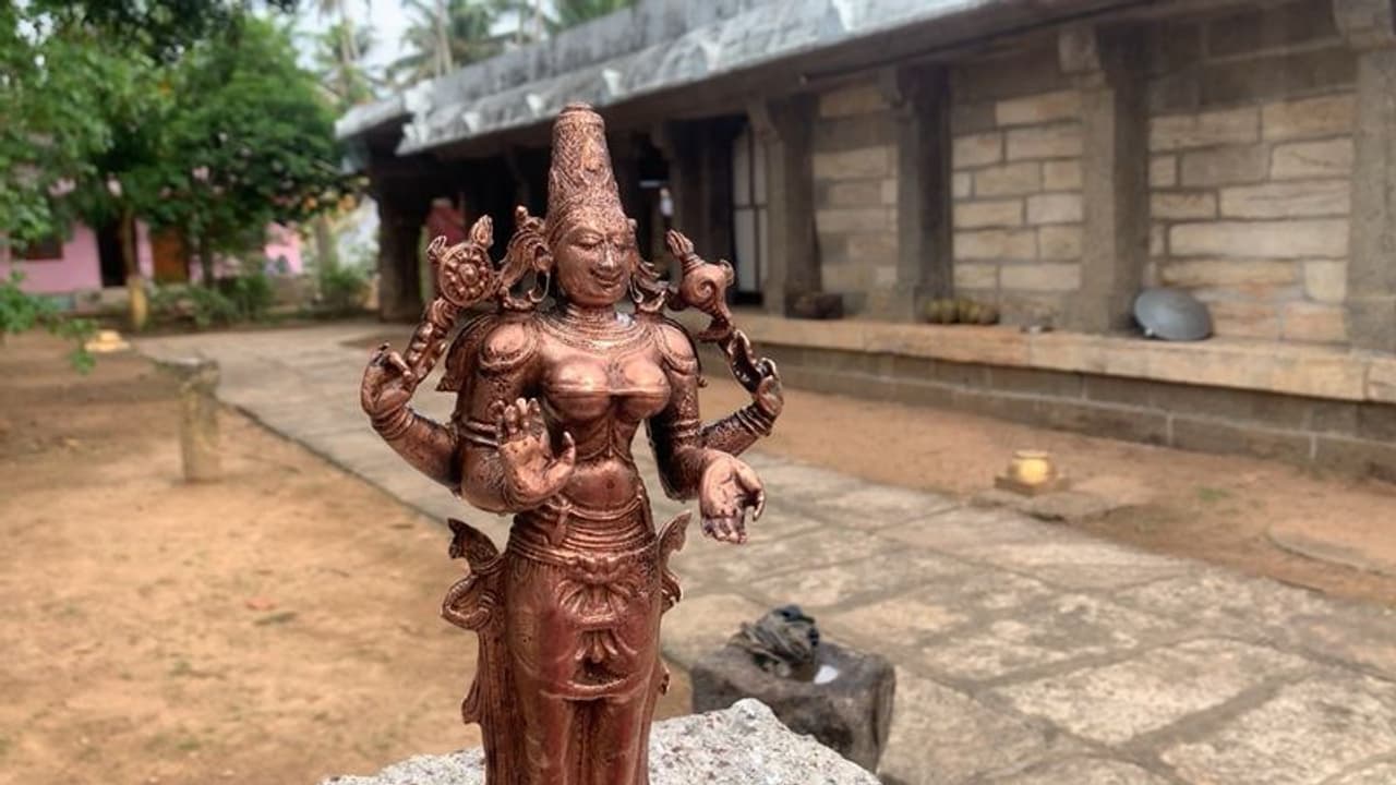 கன்னியாகுமரியில் கோவில் குளத்தில் இருந்து மீட்கப்பட்ட அம்மன் சிலை; அதிகாரிகள் விசாரணை