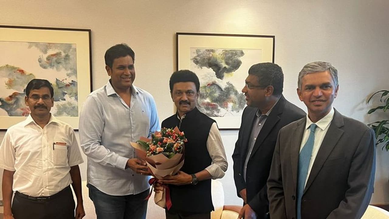 சிங்கப்பூர் சென்ற மு.க. ஸ்டாலின்... சிறப்பான வரவேற்பு கொடுத்த இந்திய தூதர் குமரன் பெரியசாமி சிங்கப்பூர் சென்ற மு.க. ஸ்டாலின்... சிறப்பான வரவேற்பு கொடுத்த இந்திய தூதர் குமரன் பெரியசாமி