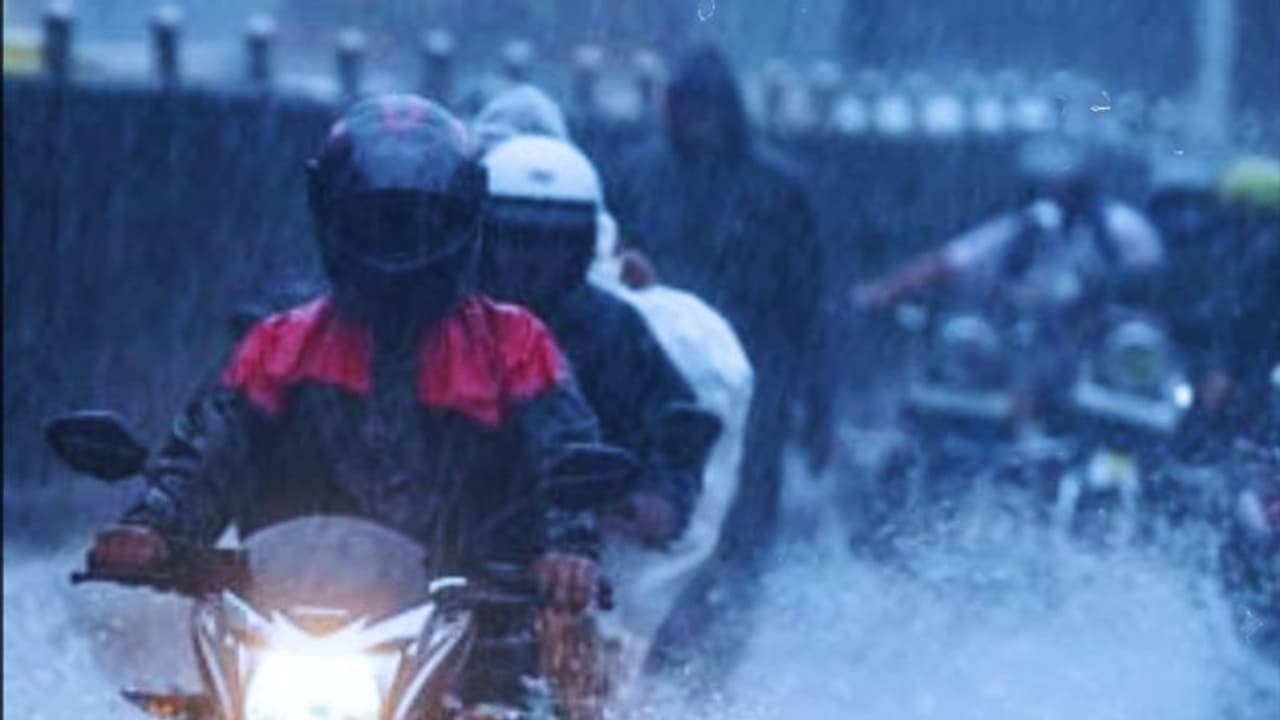 'കാസർകോട് മുതൽ തിരുവനന്തപുരം വരെ റോഡിലോ റോഡരികിലോ വലിയ കുഴികൾ ഉണ്ട്', മഴയെത്തും മുൻപേ.. എംവിഡി മുന്നറിയിപ്പ്