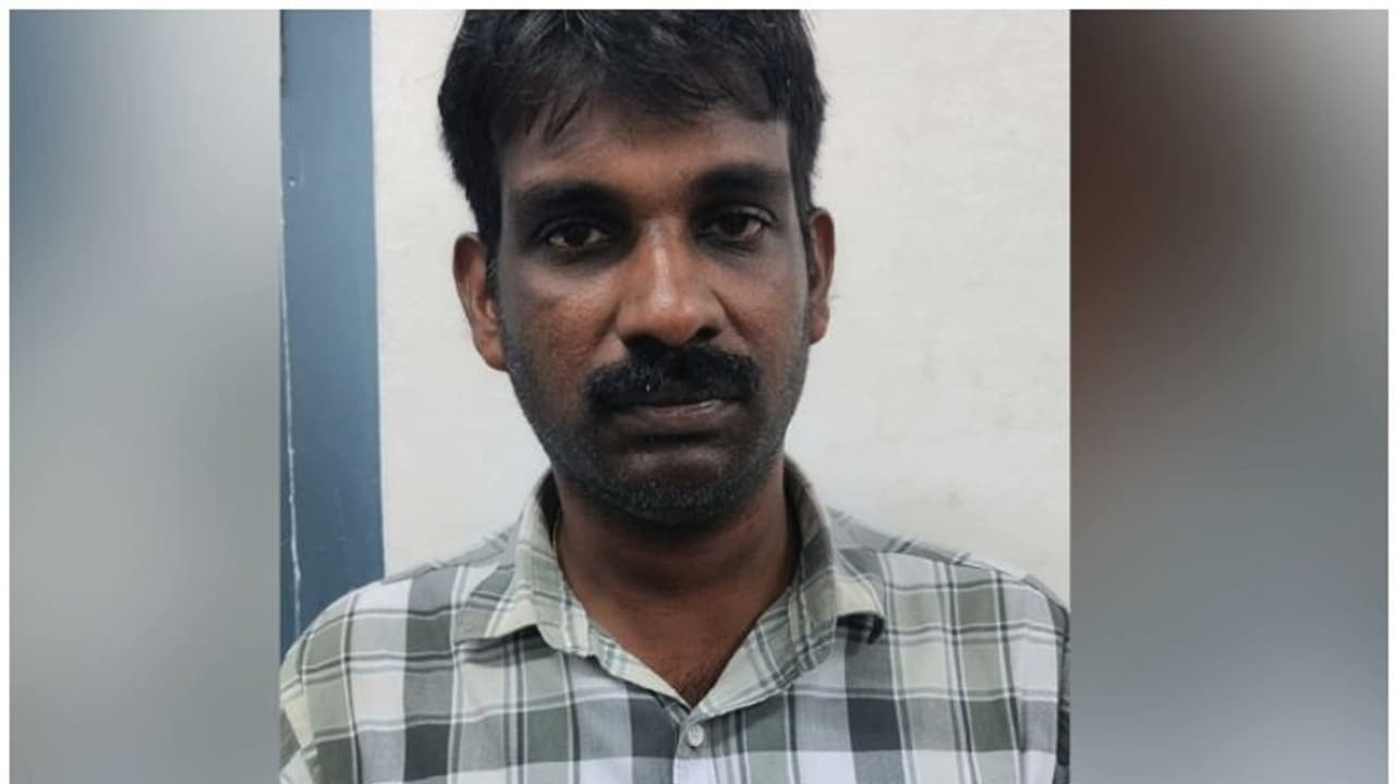 പത്താം ക്ലാസ് പോലും വിദ്യാഭ്യാസമില്ല; പാരമ്പര്യ വൈദ്യൻ ചമഞ്ഞ് പൈൽസിന് ചികിത്സ, ഒടുവില് പിടിയിൽ പത്താം ക്ലാസ് പോലും വിദ്യാഭ്യാസമില്ല; പാരമ്പര്യ വൈദ്യൻ ചമഞ്ഞ് പൈൽസിന് ചികിത്സ, ഒടുവില് പിടിയിൽ