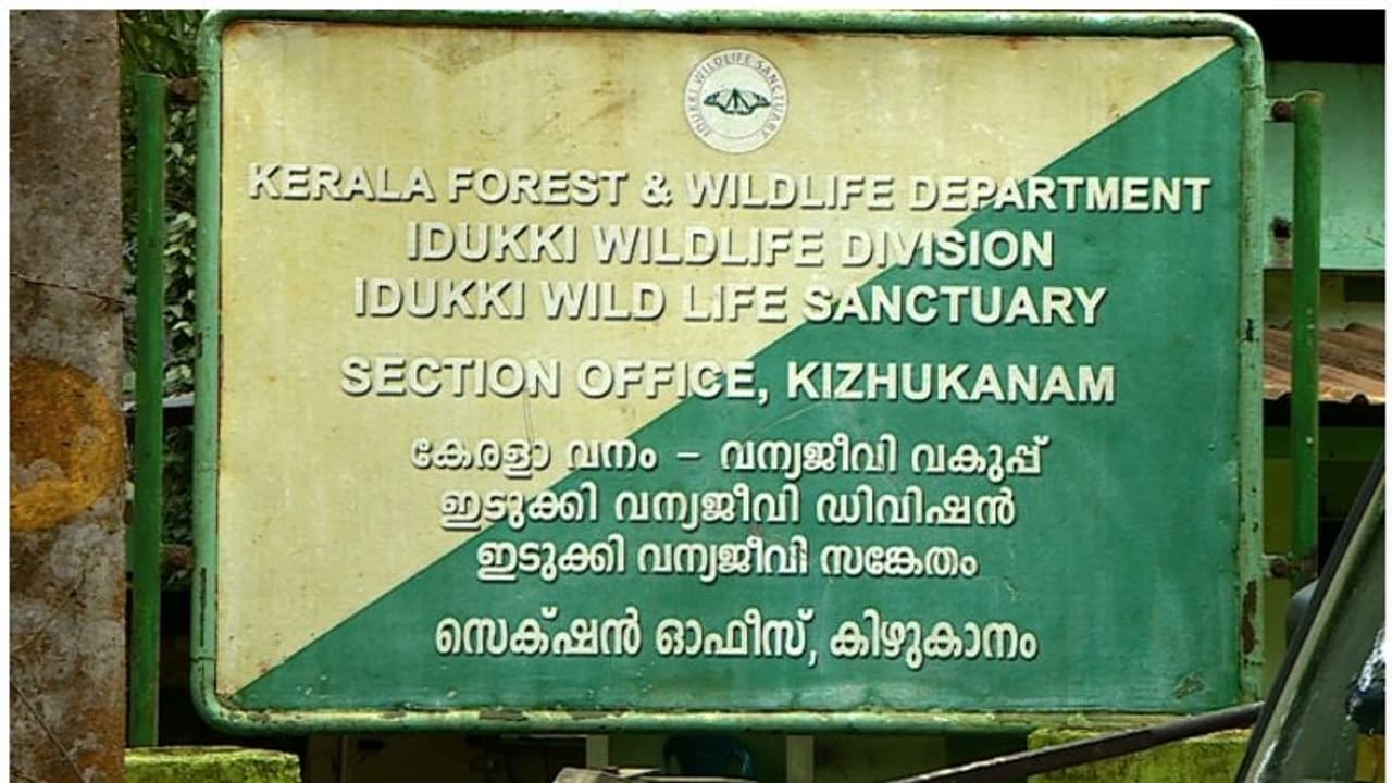 ആദിവാസി യുവാവിനെതിരെ കള്ളക്കേസെടുത്ത സംഭവം; സസ്പെൻഷനിലായിരുന്ന മുഴുവന്‍ ഉദ്യോഗസ്ഥരെയും തിരിച്ചെടുത്തു