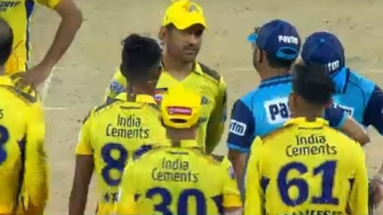 പതിരാനക്ക് പന്തെറിയാന് മന:പൂര്വം കളി വൈകിപ്പിച്ച് ധോണി, കൂട്ടു നിന്ന് അമ്പയര്മാരും; വിമര്ശനവുമായി ആരാധകര് പതിരാനക്ക് പന്തെറിയാന് മന:പൂര്വം കളി വൈകിപ്പിച്ച് ധോണി, കൂട്ടു നിന്ന് അമ്പയര്മാരും; വിമര്ശനവുമായി ആരാധകര്