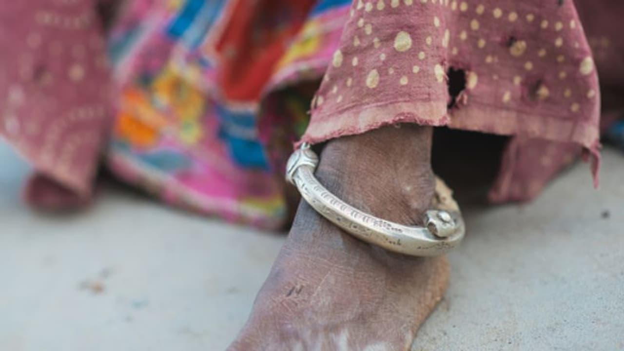 ചുട്ടുപൊള്ളുന്ന റോഡിൽ കുട്ടികൾ വാടി വീഴാതിരിക്കാന്‍ പ്ലാസ്റ്റിക് കവറുകൊണ്ട് കാലുകൾ പൊതിഞ്ഞ് അമ്മ