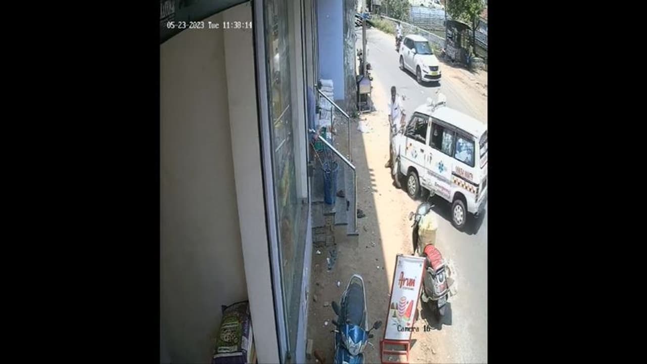 சேலத்தில் ஆம்புலன்ஸ் மோதி தூக்கி வீசப்பட்ட தாத்தா, பேரன்; சிசிடிவியில் பதிவான பரபரப்பு காட்சி