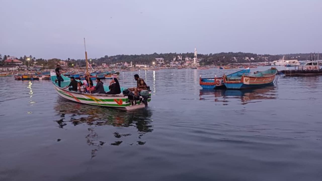 കടല്‍ക്ഷോഭ മുന്നറിയിപ്പിനിടെ മത്സ്യബന്ധന ബോട്ടില്‍ യാതൊരു സുരക്ഷാ മാനദണ്ഡവുമില്ലാതെ ഉല്ലാസയാത്ര, കേസ്