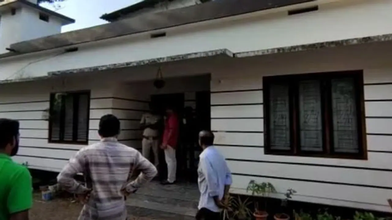 ஒரே குடும்பத்தை சேர்ந்த 5 பேர் தற்கொலை.. நடந்தது என்ன? பரபரப்பு தகவல்..! ஒரே குடும்பத்தை சேர்ந்த 5 பேர் தற்கொலை.. நடந்தது என்ன? பரபரப்பு தகவல்..!