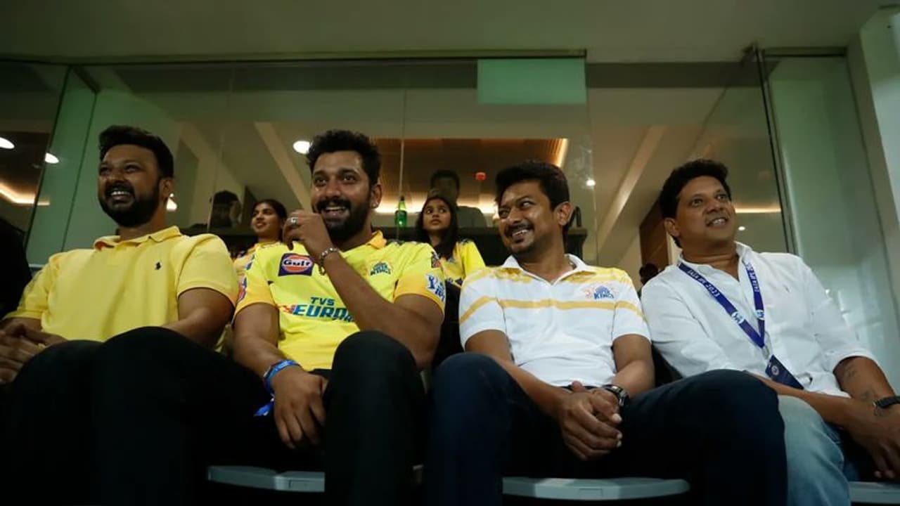 உதயநிதி, தயாநிதி உடன் பிரதர்ஸ் டே கொண்டாடிய அருள்நிதி... வைரலாகும் புகைப்படங்கள் உதயநிதி, தயாநிதி உடன் பிரதர்ஸ் டே கொண்டாடிய அருள்நிதி... வைரலாகும் புகைப்படங்கள்