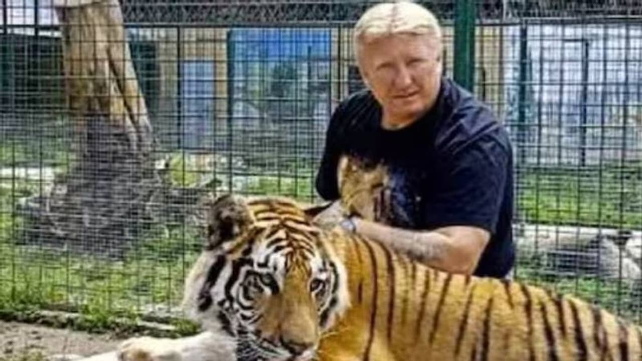 സ്വകാര്യ മൃഗശാലയിലെ ഉടമസ്ഥനെ സിംഹങ്ങൾ ചേർന്ന് കടിച്ചു കൊന്നു സ്വകാര്യ മൃഗശാലയിലെ ഉടമസ്ഥനെ സിംഹങ്ങൾ ചേർന്ന് കടിച്ചു കൊന്നു