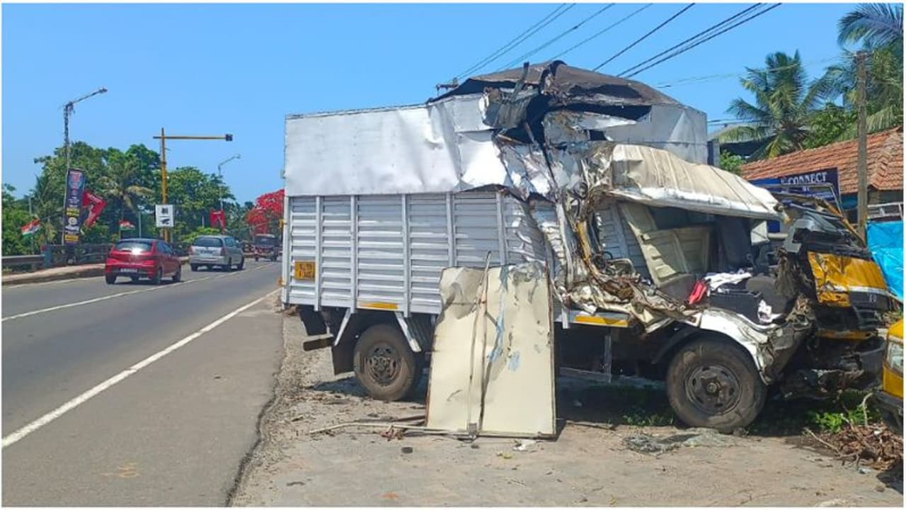 അപകടത്തില്‍ തകര്‍ന്ന വാഹനങ്ങള്‍ ദേശീയ പാതയോരത്ത് തന്നെ; നീക്കം ചെയ്യണമെന്ന് ആവശ്യം