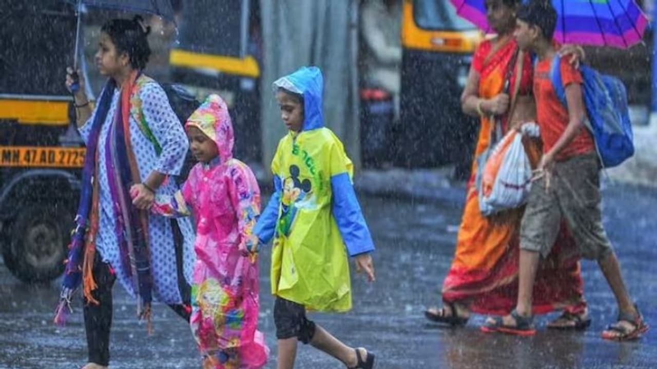 கொளுத்தும் வெப்பத்தில் இருந்து விடுதலை.. 5 நாட்களுக்கு கனமழைக்கு வாய்ப்பு வானிலை மையம் தகவல் கொளுத்தும் வெப்பத்தில் இருந்து விடுதலை.. 5 நாட்களுக்கு கனமழைக்கு வாய்ப்பு வானிலை மையம் தகவல்