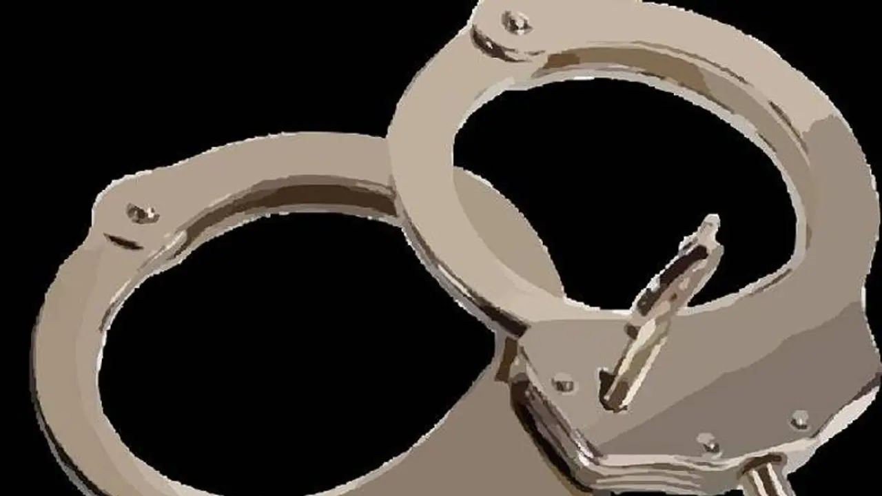 പാമ്പിനെ ചവച്ചരച്ചു, വീഡിയോ വൈറലായതിന് പിന്നാലെ അറസ്റ്റ്