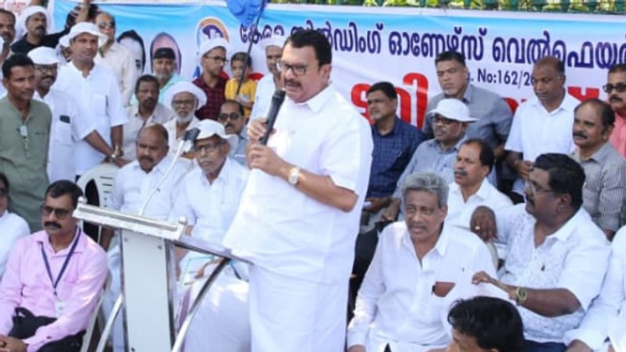 'വാചകക്കസർത്ത് മതിയാക്കി കെട്ടിട നികുതി അധിക വർധന പിൻവലിക്കണം, ജനങ്ങളെ കൊല്ലാക്കൊല ചെയ്തല്ല വികസനം' 'വാചകക്കസർത്ത് മതിയാക്കി കെട്ടിട നികുതി അധിക വർധന പിൻവലിക്കണം, ജനങ്ങളെ കൊല്ലാക്കൊല ചെയ്തല്ല വികസനം'