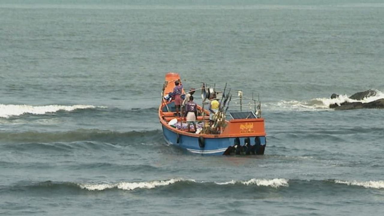 കാത്തിരിക്കുന്നത് കനത്ത കാറ്റും മോശം കാലാവസ്ഥയും: കേരള, ലക്ഷദ്വീപ് തീരങ്ങളിൽ മത്സ്യബന്ധനത്തിന് വിലക്ക് കാത്തിരിക്കുന്നത് കനത്ത കാറ്റും മോശം കാലാവസ്ഥയും: കേരള, ലക്ഷദ്വീപ് തീരങ്ങളിൽ മത്സ്യബന്ധനത്തിന് വിലക്ക്