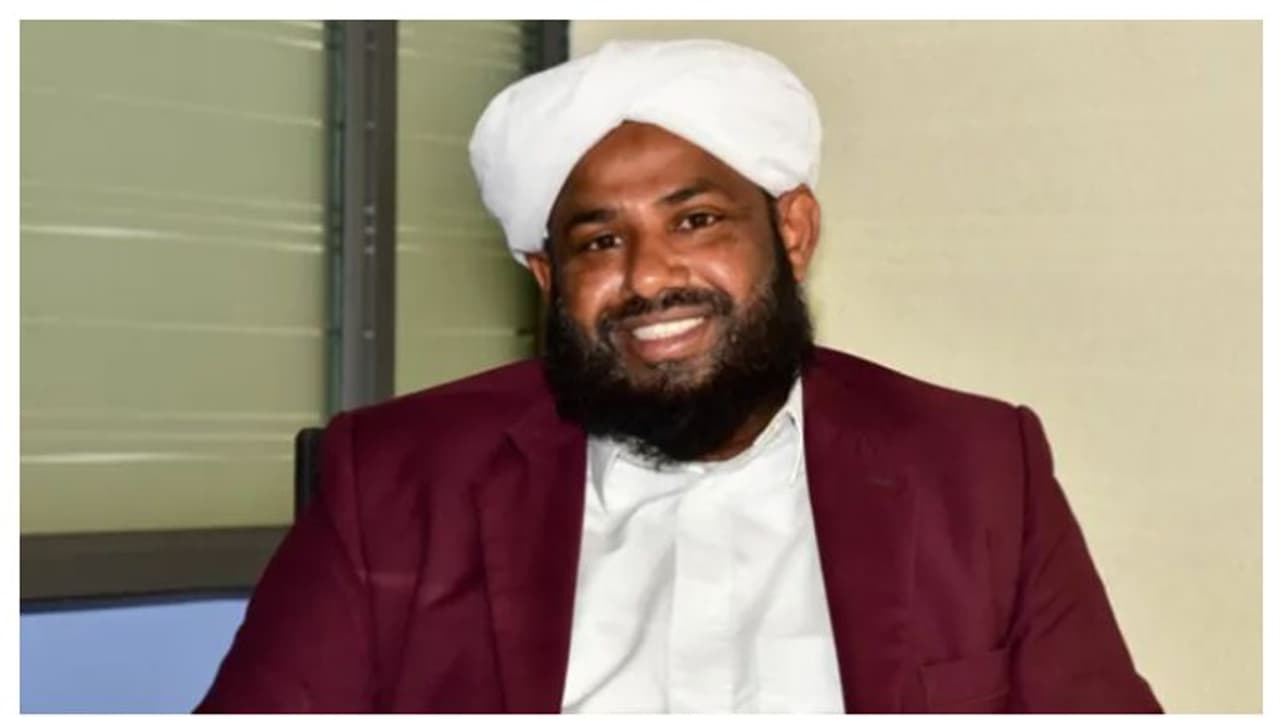 വഖഫ് ബോർഡ് ചെയർമാൻ സ്ഥാനത്തുനിന്ന് നീക്കി, പിന്നാലെ ഡികെയെ കണ്ട് ഷാഫി സാദി: തിരിച്ചെടുത്ത് ഉത്തരവ് വഖഫ് ബോർഡ് ചെയർമാൻ സ്ഥാനത്തുനിന്ന് നീക്കി, പിന്നാലെ ഡികെയെ കണ്ട് ഷാഫി സാദി: തിരിച്ചെടുത്ത് ഉത്തരവ്