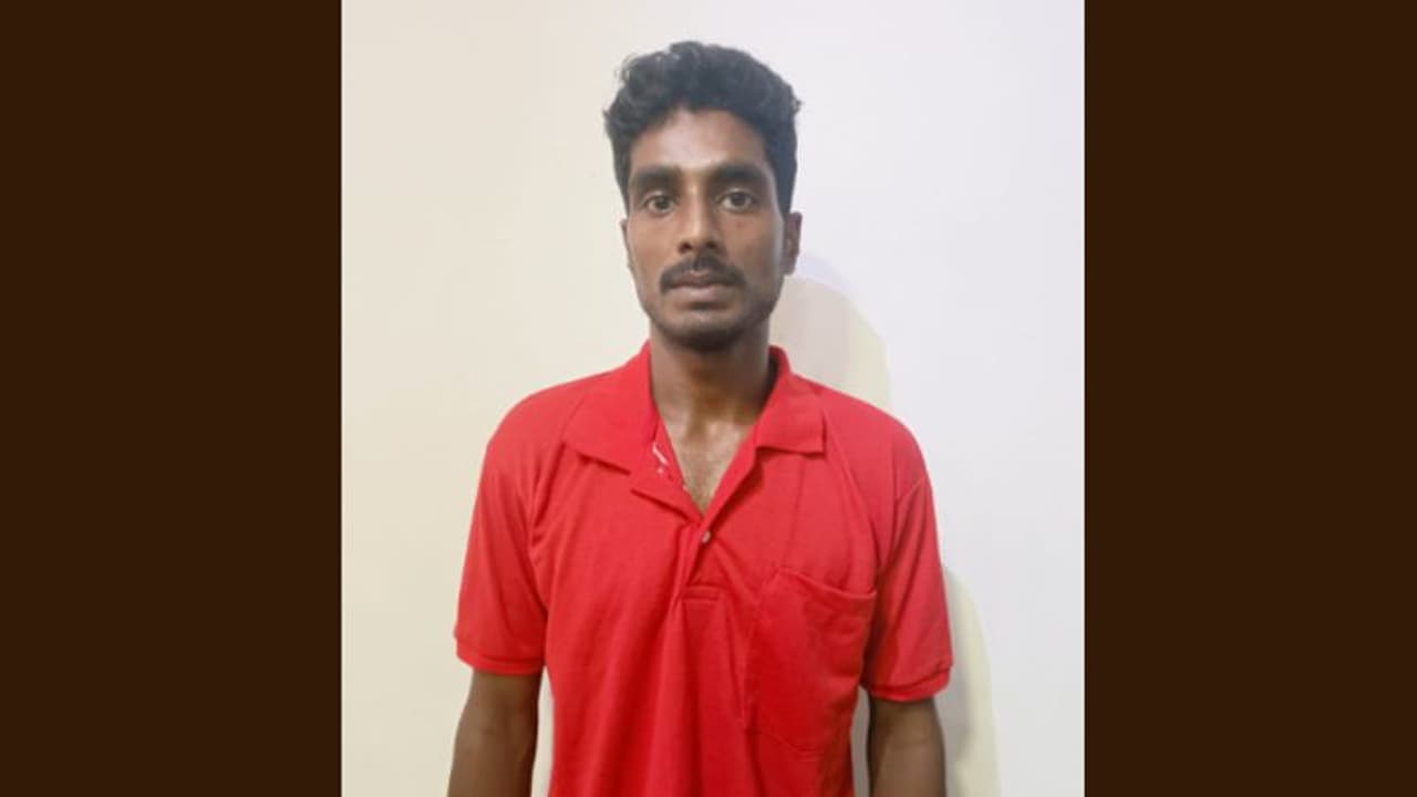 മൂത്രമൊഴിക്കാന് പോകാൻ പ്രതിയുടെ വിലങ്ങഴിച്ചു, പിന്നെ നിലംതൊടാതെ ഓട്ടം, പിന്നാലെ പൊലീസും, സംഭവം തൃശ്ശൂരിൽ മൂത്രമൊഴിക്കാന് പോകാൻ പ്രതിയുടെ വിലങ്ങഴിച്ചു, പിന്നെ നിലംതൊടാതെ ഓട്ടം, പിന്നാലെ പൊലീസും, സംഭവം തൃശ്ശൂരിൽ