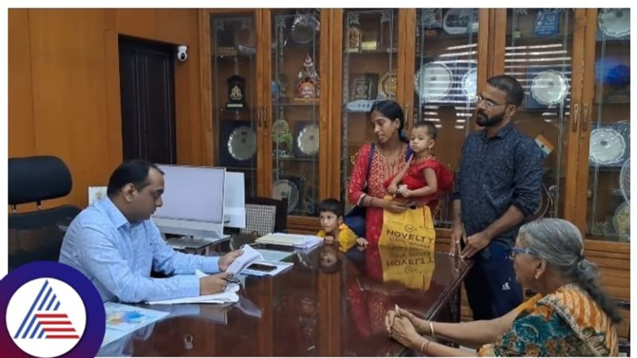 ಕಾರವಾರ ನೌಕಾನೆಲೆ ಉದ್ಯೋಗಿಯಾಗಿರುವ ಪತಿ ನಾಪತ್ತೆ, ವರ್ಷಗಳಿಂದ ಪತ್ನಿಯ ಹುಡುಕಾಟ ಕಾರವಾರ ನೌಕಾನೆಲೆ ಉದ್ಯೋಗಿಯಾಗಿರುವ ಪತಿ ನಾಪತ್ತೆ, ವರ್ಷಗಳಿಂದ ಪತ್ನಿಯ ಹುಡುಕಾಟ