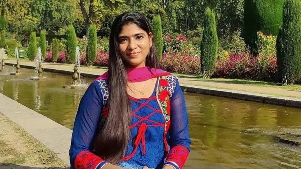 அப்போ அக்கா ஐ.ஏ.எஸ்; இப்போ தங்கையும் ஐ.ஏ.எஸ்... விவசாயி மகள்கள் சாதனை!!