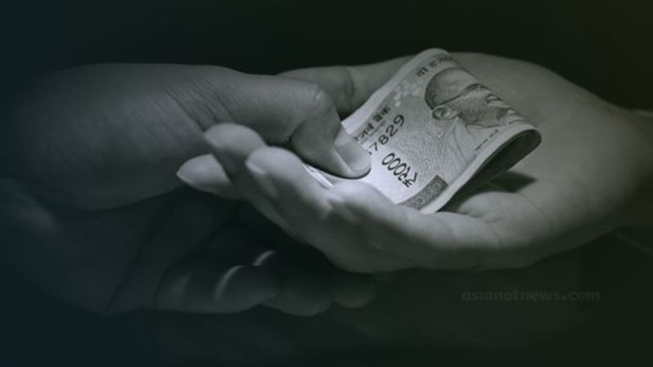 വിനോദ സഞ്ചാരികളോട് കൈക്കൂലി ചോദിച്ചു, പണമില്ലെങ്കില് ടാബ് വിൽക്കാൻ നിര്ദ്ദേശം; പൊലീസുകാരുടെ തൊപ്പി തെറിച്ചു വിനോദ സഞ്ചാരികളോട് കൈക്കൂലി ചോദിച്ചു, പണമില്ലെങ്കില് ടാബ് വിൽക്കാൻ നിര്ദ്ദേശം; പൊലീസുകാരുടെ തൊപ്പി തെറിച്ചു