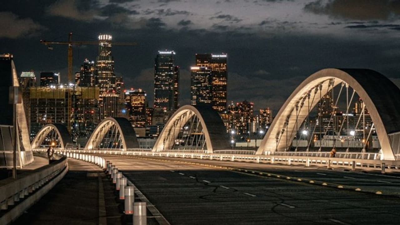 సోషల్ మీడియాలో ఫేమస్ అయ్యేందుకు స్టంట్.. లాస్ ఏంజిల్స్ లో బ్రిడ్జి ఎక్కుతూ బాలుడు మృతి.. సోషల్ మీడియాలో ఫేమస్ అయ్యేందుకు స్టంట్.. లాస్ ఏంజిల్స్ లో బ్రిడ్జి ఎక్కుతూ బాలుడు మృతి..