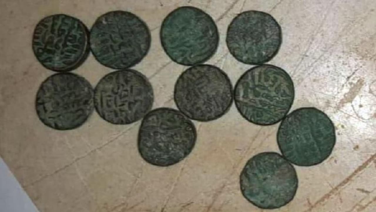 ക്ഷേത്ര മതിലിന്റെ നിര്മ്മാണത്തിനായി കുഴിയെടുത്തു, മണ്ണിനടിയിൽ ഒളിച്ചിരുന്നത് മുഗൾ കാലത്തെ അപൂര്വ്വ നാണയങ്ങൾ ക്ഷേത്ര മതിലിന്റെ നിര്മ്മാണത്തിനായി കുഴിയെടുത്തു, മണ്ണിനടിയിൽ ഒളിച്ചിരുന്നത് മുഗൾ കാലത്തെ അപൂര്വ്വ നാണയങ്ങൾ