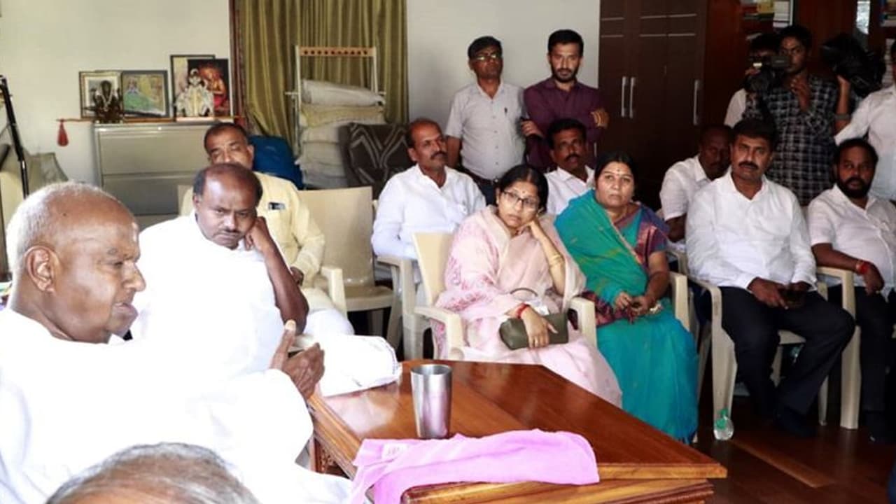 ಸೋತಿದ್ದಕ್ಕೆ ಎದೆಗುಂದಬೇಕಿಲ್ಲ: ಶಾಸಕರಿಗೆ ಧೈರ್ಯ ತುಂಬಿದ ಎಚ್.ಡಿ.ದೇವೇಗೌಡ ಸೋತಿದ್ದಕ್ಕೆ ಎದೆಗುಂದಬೇಕಿಲ್ಲ: ಶಾಸಕರಿಗೆ ಧೈರ್ಯ ತುಂಬಿದ ಎಚ್.ಡಿ.ದೇವೇಗೌಡ