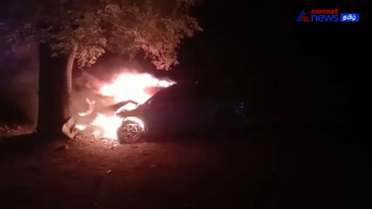 ಹೊತ್ತಿ ಉರಿದ ಕಾರಿನಿಂದ ಇಬ್ಬರು ಮಕ್ಕಳ ರಕ್ಷಿಸಿದ ಹೀರೋ, ಮರುಕ್ಷಣದಲ್ಲೆ ವಾಹನ ಸ್ಫೋಟ! ಹೊತ್ತಿ ಉರಿದ ಕಾರಿನಿಂದ ಇಬ್ಬರು ಮಕ್ಕಳ ರಕ್ಷಿಸಿದ ಹೀರೋ, ಮರುಕ್ಷಣದಲ್ಲೆ ವಾಹನ ಸ್ಫೋಟ!