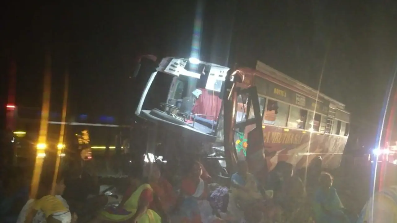 தூக்கத்தில் பேருந்தை இயக்கிய ஓட்டுநர்; பெரம்பலூரில் பாலத்தில் பேருந்து மோதி விபத்து 18 பேர் காயம்