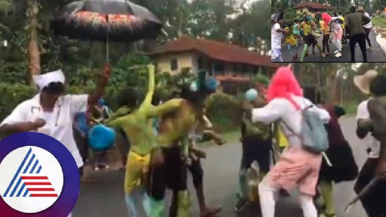 ಬುಡಕಟ್ಟು ಜನರ ಕುಂಡೆ ಹಬ್ಬ: ಶುಶ್ರೂಷಕಿ ವೇಷ ಧರಿಸಿ ನರ್ತಿಸಿದ ಯುವಕರು ಬುಡಕಟ್ಟು ಜನರ ಕುಂಡೆ ಹಬ್ಬ: ಶುಶ್ರೂಷಕಿ ವೇಷ ಧರಿಸಿ ನರ್ತಿಸಿದ ಯುವಕರು