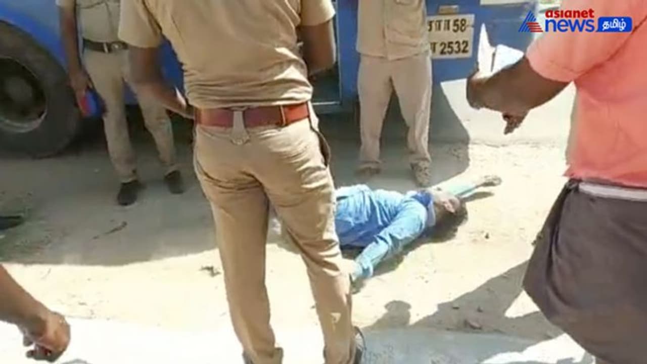Watch : அரசு பேருந்தில் பயணிகளுக்குள் மோதல்! சமாளிக்க முடியாமல் தரையில் உருண்டு பிரண்ட நடத்துனர்! Watch : அரசு பேருந்தில் பயணிகளுக்குள் மோதல்! சமாளிக்க முடியாமல் தரையில் உருண்டு பிரண்ட நடத்துனர்!