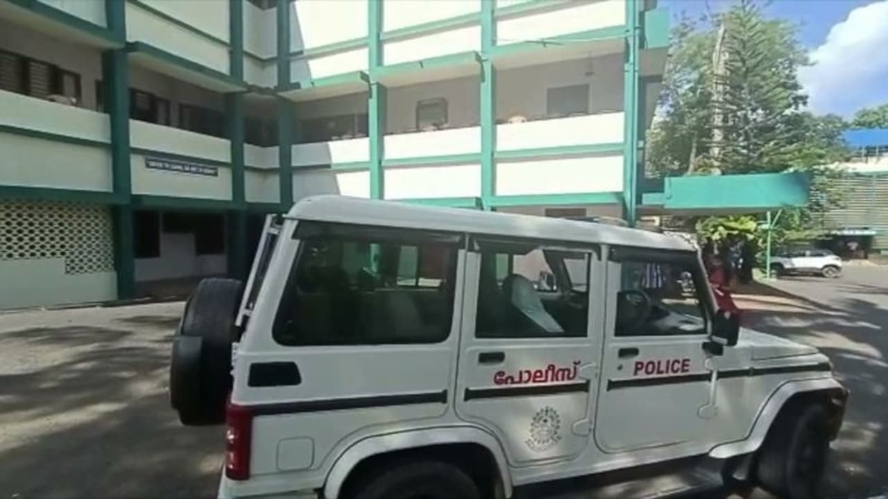 യുയുസി ആൾമാറാട്ടം: കാട്ടാക്കട ക്രിസ്ത്യൻ കോളേജിൽ പൊലീസ് പരിശോധന, രേഖകൾ കസ്റ്റഡിയിലെടുത്തു യുയുസി ആൾമാറാട്ടം: കാട്ടാക്കട ക്രിസ്ത്യൻ കോളേജിൽ പൊലീസ് പരിശോധന, രേഖകൾ കസ്റ്റഡിയിലെടുത്തു