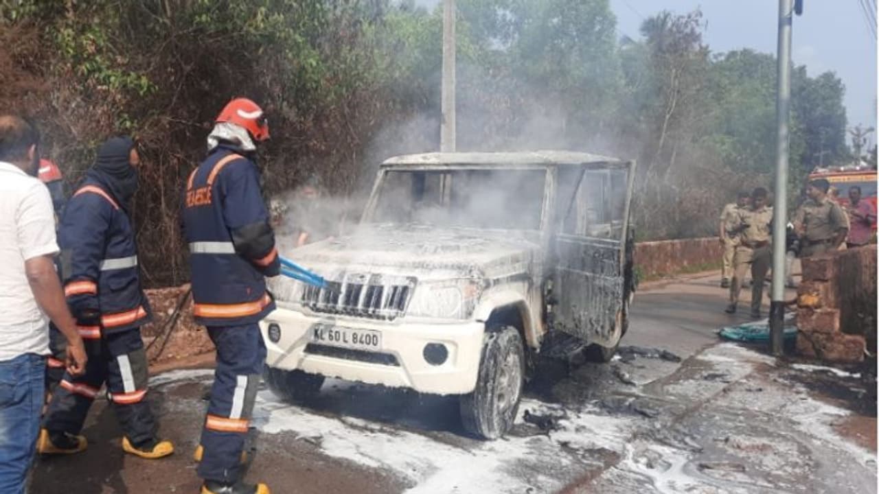 ഓടിക്കൊണ്ടിരിക്കെ മുന്നിൽ പുക, പിന്നാലെ ബൊലെറോ ജീപ്പ് നിന്ന് കത്തി; ജീവനും കൊണ്ടോടി യാത്രക്കാർ