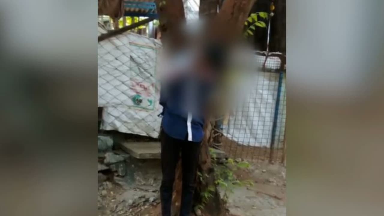 മാങ്ങ മോഷ്ടിച്ചെന്ന് ആരോപിച്ച് 17കാരനെ കെട്ടിയിച്ച് മർദ്ദിച്ചു; മൂന്ന് പേർക്കെതിരെ പൊലീസ് കേസ് മാങ്ങ മോഷ്ടിച്ചെന്ന് ആരോപിച്ച് 17കാരനെ കെട്ടിയിച്ച് മർദ്ദിച്ചു; മൂന്ന് പേർക്കെതിരെ പൊലീസ് കേസ്