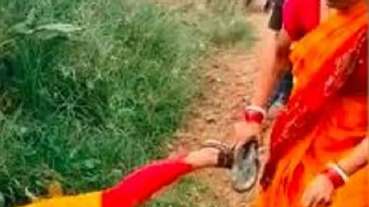 ಕಿಟಕಿ ವಿಚಾರಕ್ಕೆ ಜಗಳ: ಶಾಲೆಯ ಮುಖ್ಯ ಶಿಕ್ಷಕಿಗೆ ಚಪ್ಪಲಿ, ಕೋಲಿನಿಂದ ಥಳಿಸಿದ ಶಿಕ್ಷಕಿಯರು!