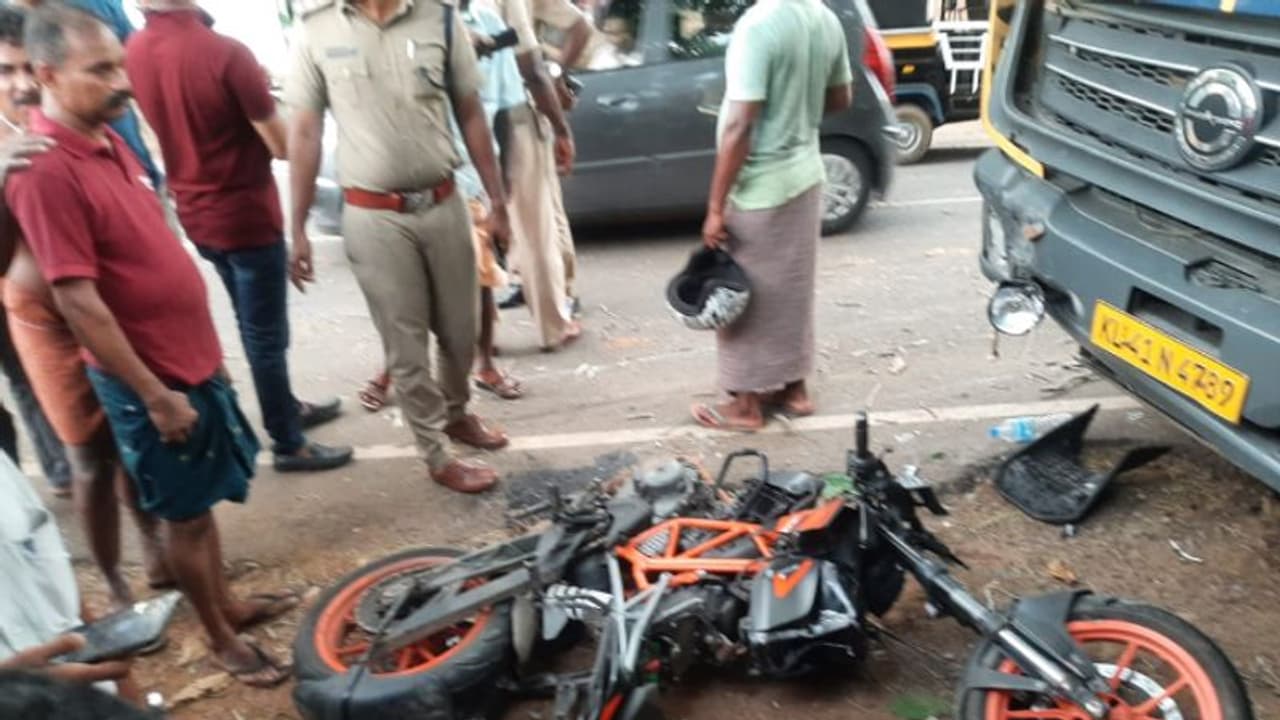 അമിത വേഗതയിൽ വന്ന ബൈക്ക് ലോറിയിലിടിച്ചു; കോട്ടയത്ത് 3 യുവാക്കൾക്ക് ദാരുണാന്ത്യം അമിത വേഗതയിൽ വന്ന ബൈക്ക് ലോറിയിലിടിച്ചു; കോട്ടയത്ത് 3 യുവാക്കൾക്ക് ദാരുണാന്ത്യം
