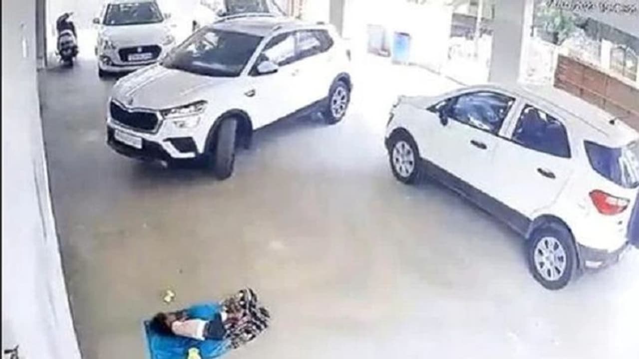 Caught On Cam: ಅಪಾರ್ಟ್ಮೆಂಟ್ನ ಪಾರ್ಕಿಂಗ್ ಸ್ಥಳದಲ್ಲಿ ಮಲಗಿದ್ದ 3 ವರ್ಷದ ಮಗುವಿನ ಮೇಲೆ ಹರಿದ ಕಾರು! Caught On Cam: ಅಪಾರ್ಟ್ಮೆಂಟ್ನ ಪಾರ್ಕಿಂಗ್ ಸ್ಥಳದಲ್ಲಿ ಮಲಗಿದ್ದ 3 ವರ್ಷದ ಮಗುವಿನ ಮೇಲೆ ಹರಿದ ಕಾರು!