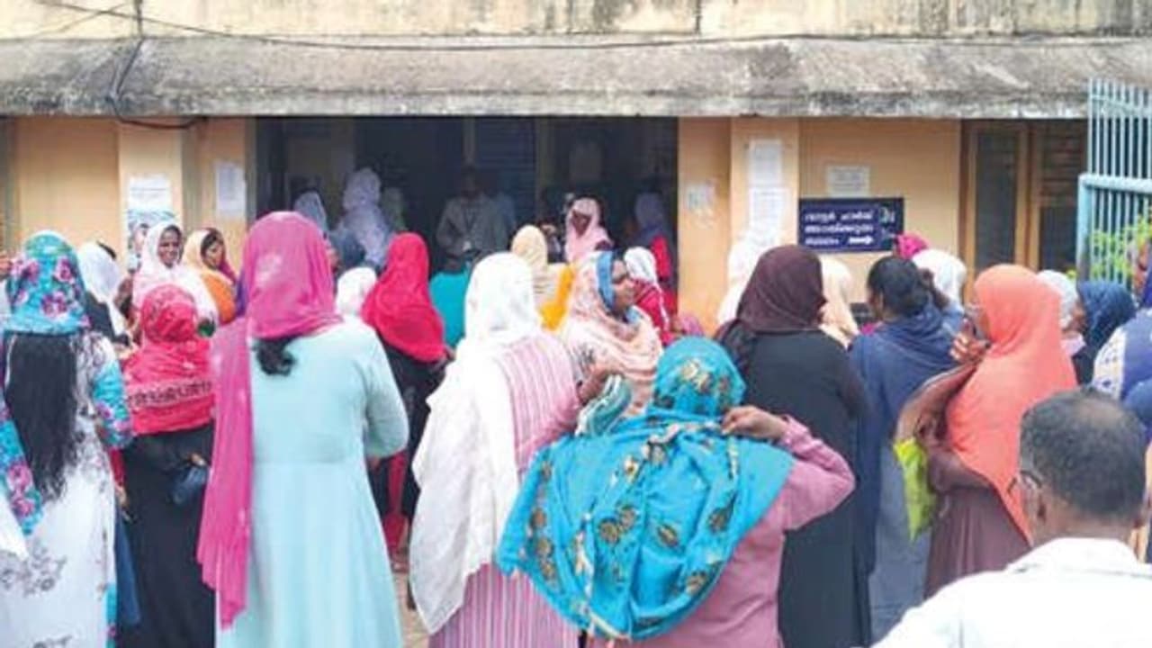 വർഷങ്ങളായി കുടിവെള്ള ക്ഷാമം, ആരും തിരിഞ്ഞുനോക്കിയില്ല, ഒടുവിൽ തീരുമാനിച്ചിറങ്ങി നാട്ടുകാർ! വർഷങ്ങളായി കുടിവെള്ള ക്ഷാമം, ആരും തിരിഞ്ഞുനോക്കിയില്ല, ഒടുവിൽ തീരുമാനിച്ചിറങ്ങി നാട്ടുകാർ!