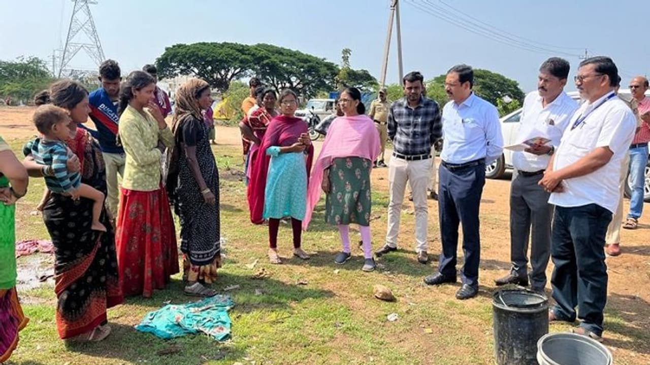 ದಾವಣಗೆರೆ: ಅಲೆಮಾರಿಗಳ ಕುಂದುಕೊರತೆ ಆಲಿಸಿದ ಜಿಲ್ಲಾಧಿಕಾರಿ ಶಿವಾನಂದ ಕಾಪಶಿ ದಾವಣಗೆರೆ: ಅಲೆಮಾರಿಗಳ ಕುಂದುಕೊರತೆ ಆಲಿಸಿದ ಜಿಲ್ಲಾಧಿಕಾರಿ ಶಿವಾನಂದ ಕಾಪಶಿ