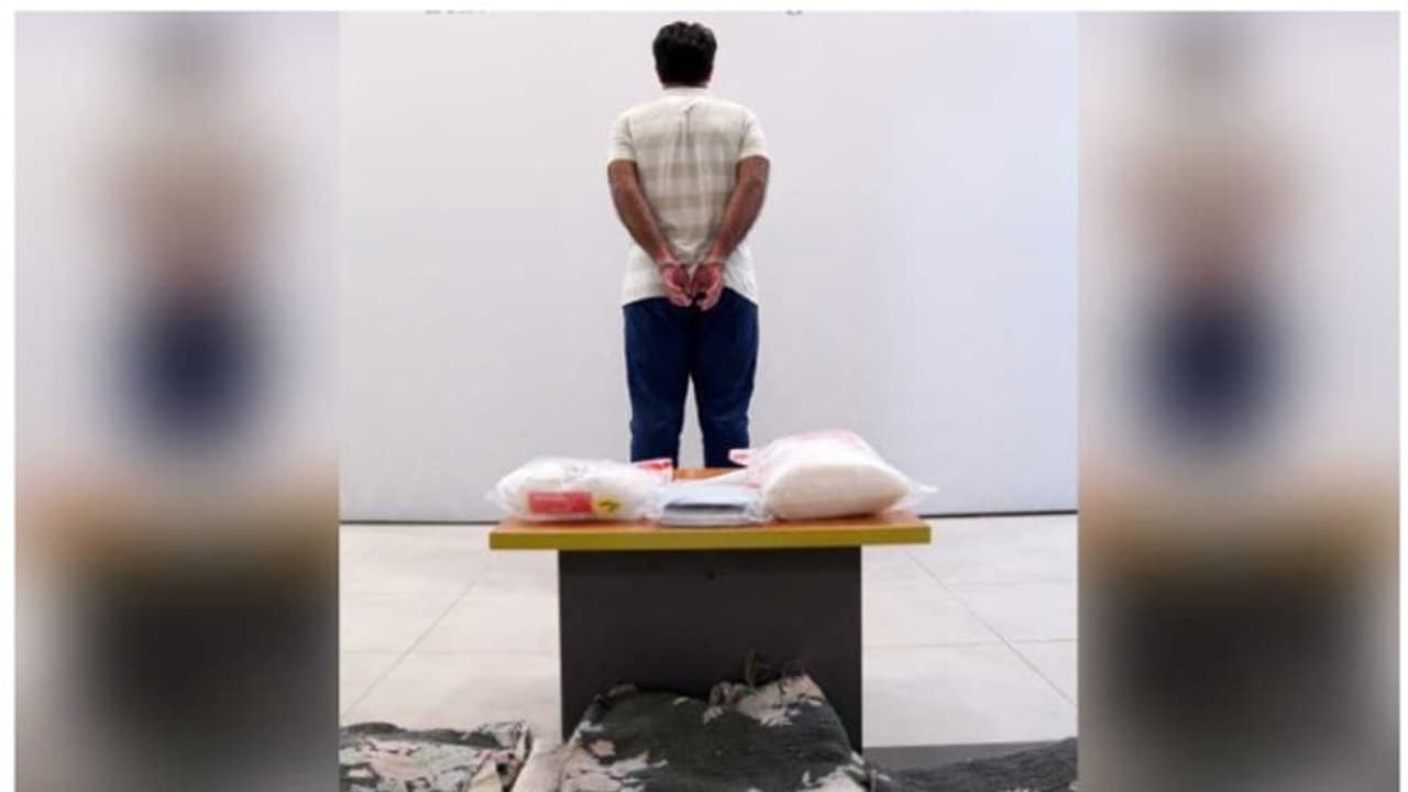 പാര്‍സലില്‍ വന്ന കര്‍ട്ടന്‍, അതില്‍ നിന്ന് വേര്‍തിരിച്ചെടുക്കുന്നത് നിരോധിത വസ്‍തുക്കളും; പ്രവാസി പിടിയില്‍